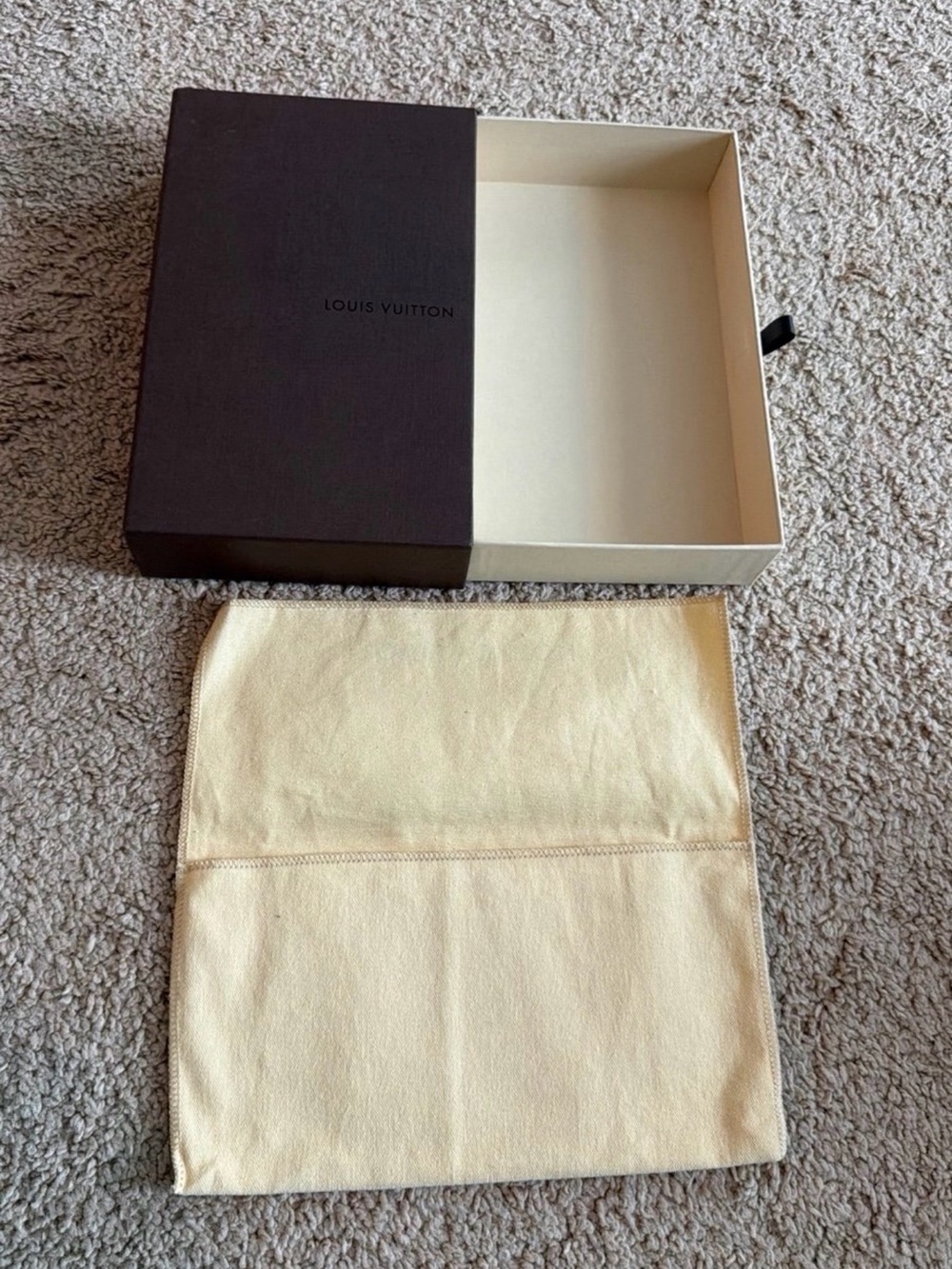 Louis Vuitton - Picture 3 of 12